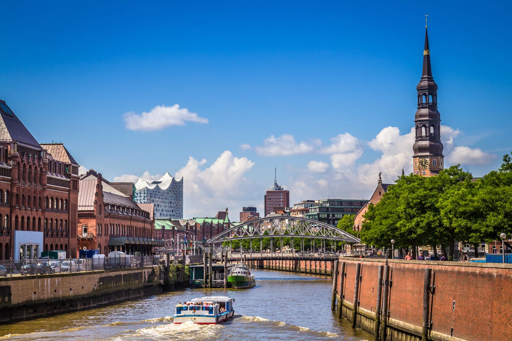 Hamburg Hafen mit Elbphilharmonie und St. Katharinenkirche